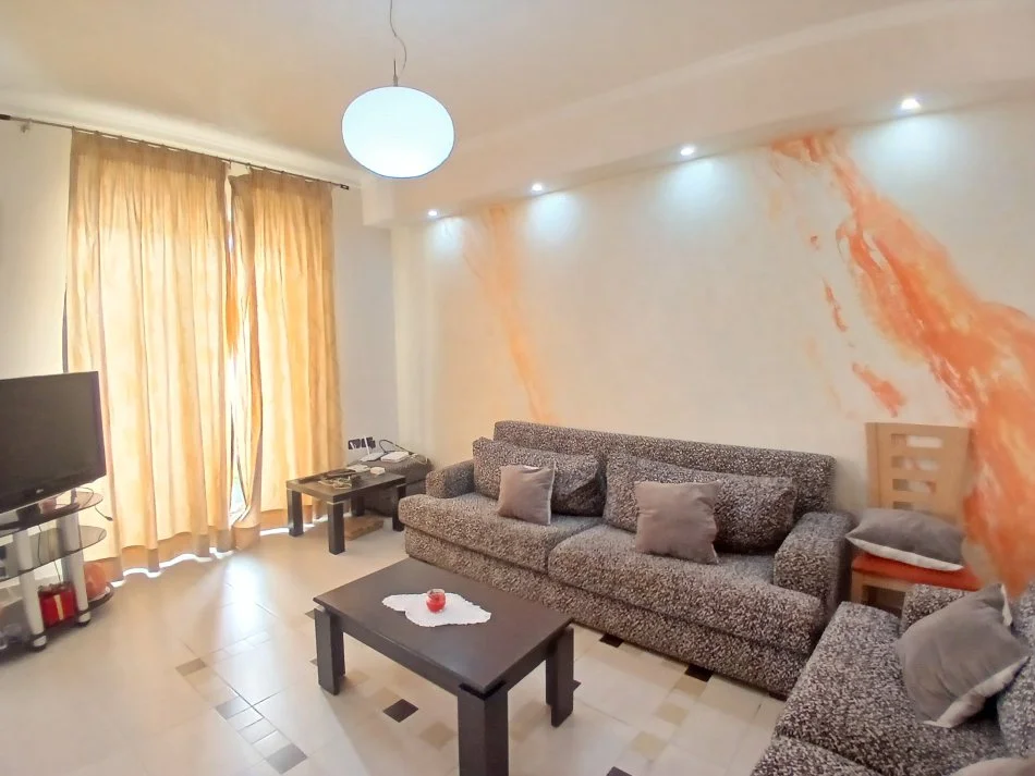 Tirane, jepet me qera apartament 1+1+Ballkon Kati 4, 65 m² 500 € (Bllok)