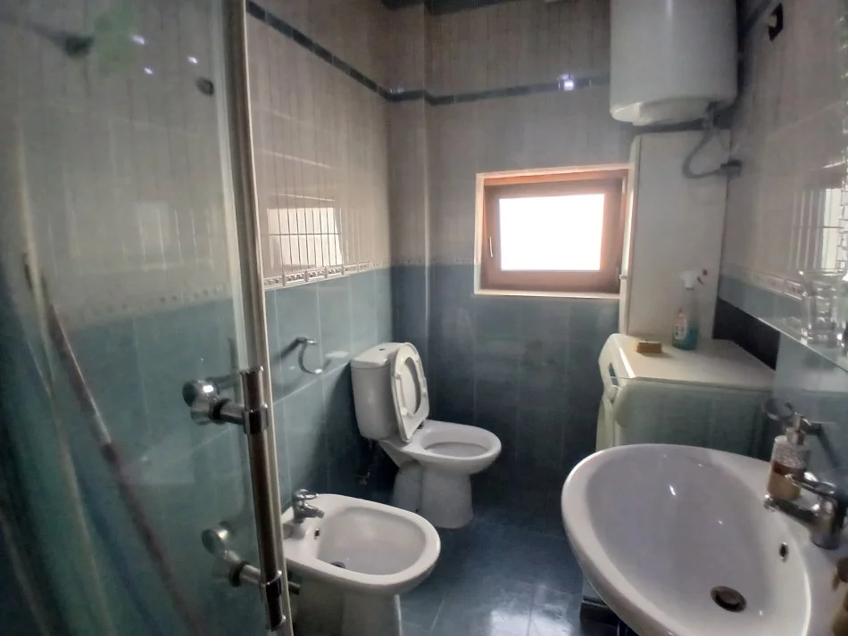 Tirane, jepet me qera apartament 1+1+Ballkon Kati 4, 65 m² 500 € (Bllok)