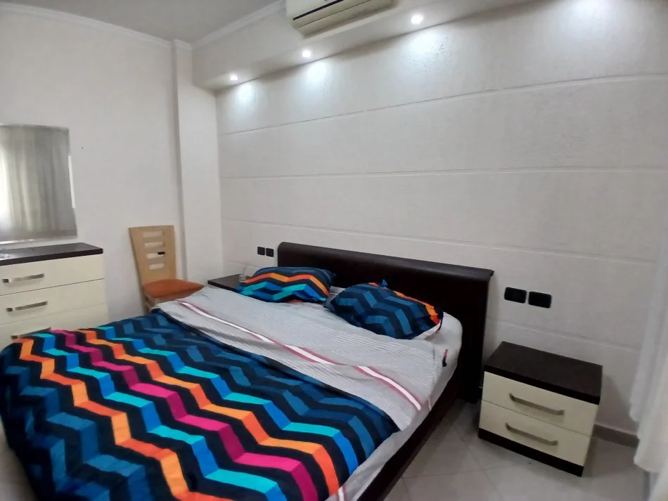 Tirane, jepet me qera apartament 1+1+Ballkon Kati 4, 65 m² 500 € (Bllok)