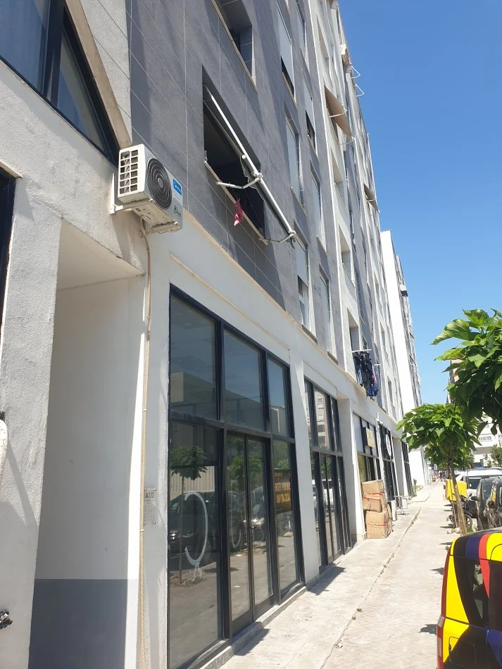 Tirane, jepet me qera dyqan Kati 0, 25 m² 420 Euro (Globe)