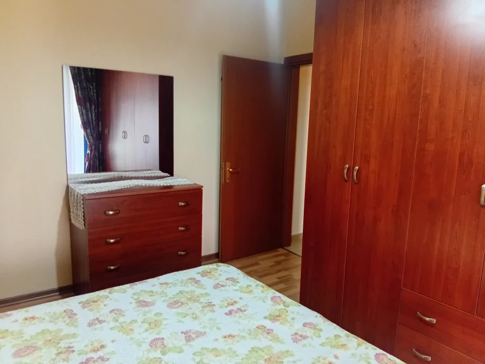 Tirane, jepet me qera apartament 1+1+Ballkon Kati 3, 55 m² 650 € (Rruga e Kosovareve)