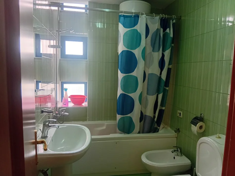 Tirane, jepet me qera apartament 1+1+Ballkon Kati 3, 55 m² 650 € (Rruga e Kosovareve)
