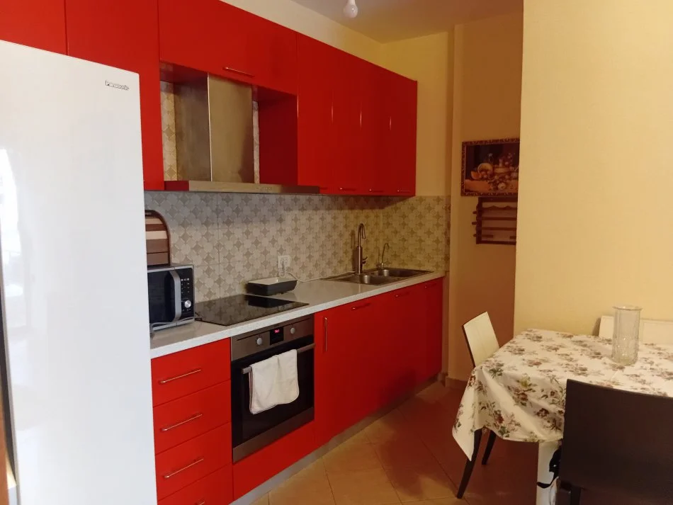 Tirane, jepet me qera apartament 1+1+Ballkon Kati 3, 55 m² 650 € (Rruga e Kosovareve)