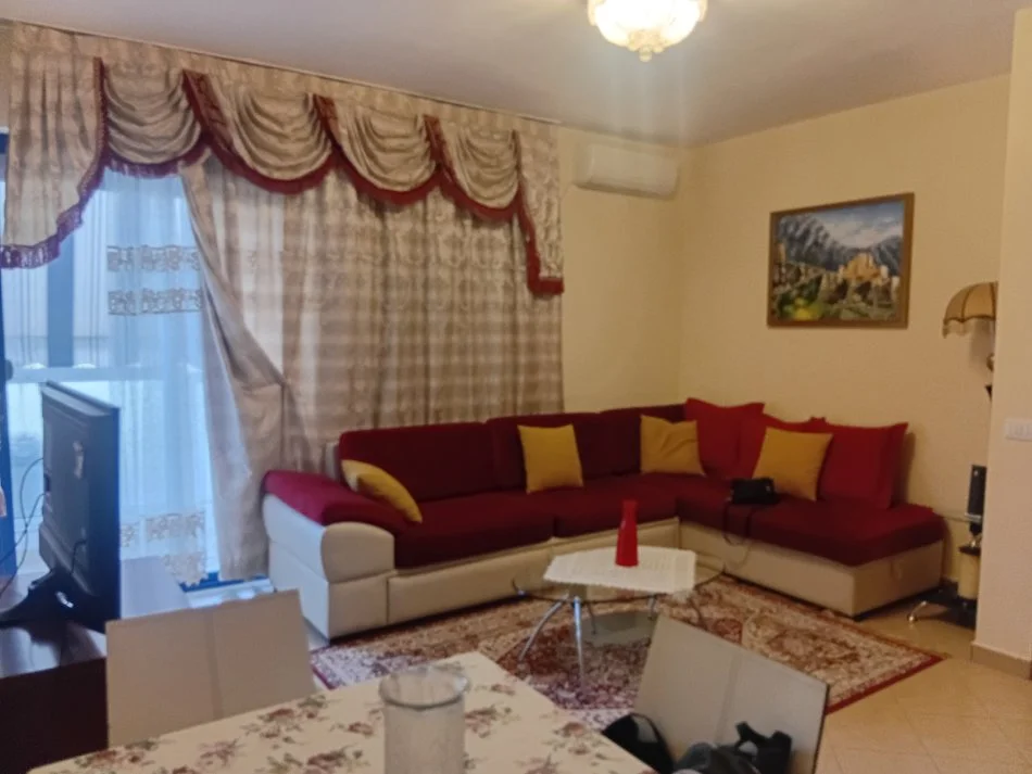 Tirane, jepet me qera apartament 1+1+Ballkon Kati 3, 55 m² 650 € (Rruga e Kosovareve)