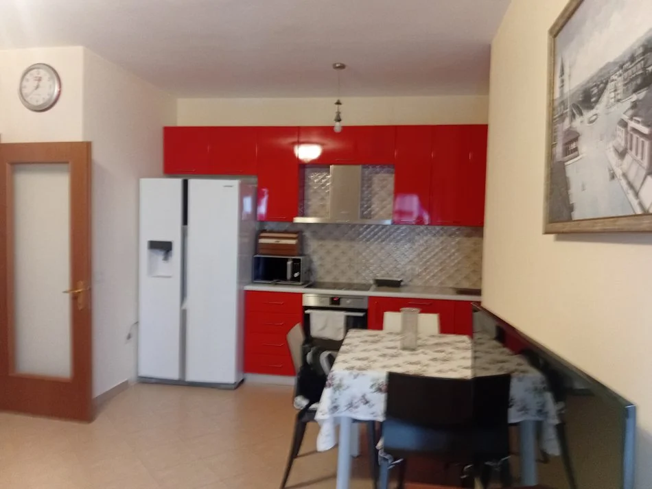Tirane, jepet me qera apartament 1+1+Ballkon Kati 3, 55 m² 650 € (Rruga e Kosovareve)