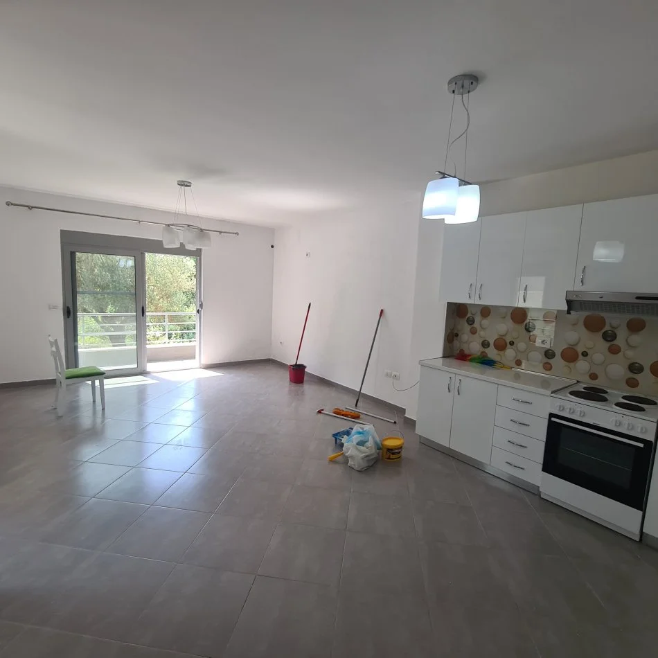 Tirane, jepet me qera apartament 3+1 bosh, pas Zoologjikut, Kati 2, 130 m² 450 € (Eduart Mano)