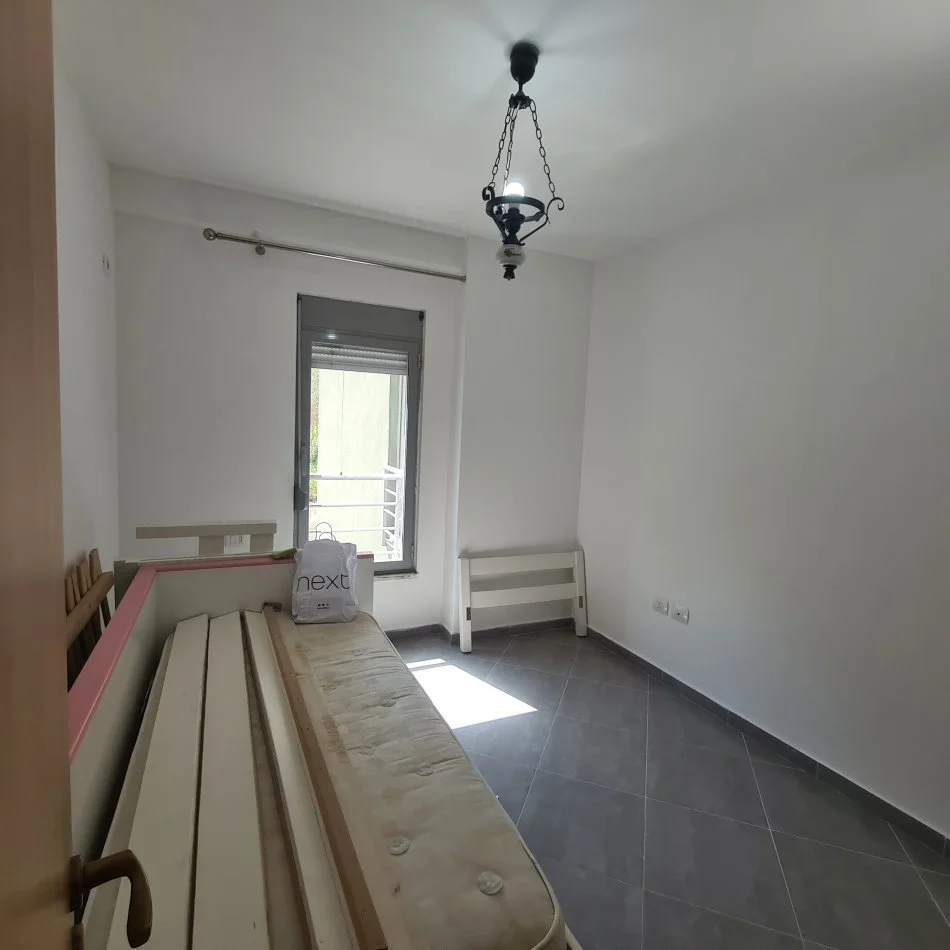 Tirane, jepet me qera apartament 3+1 bosh, pas Zoologjikut, Kati 2, 130 m² 450 € (Eduart Mano)