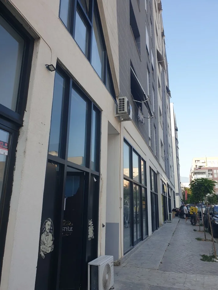 Tirane, jepet me qera dyqan Kati 0, 25 m² 420 Euro (Globe)