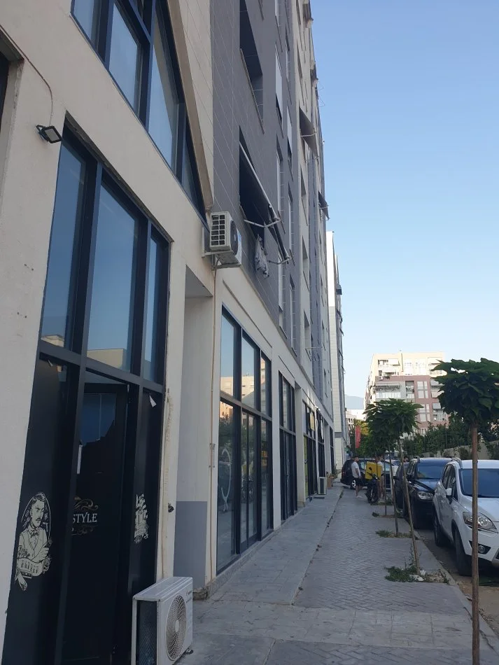 Tirane, jepet me qera dyqan Kati 0, 25 m² 420 Euro (Globe)