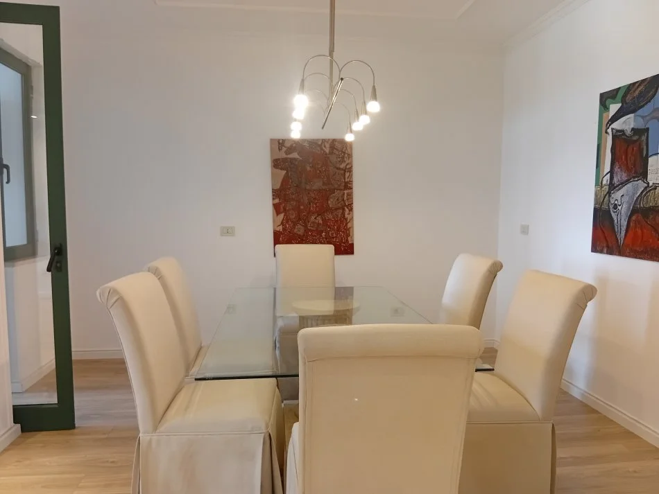 Tirane, jepet me qera apartament 2+1+Aneks+Ballkon Kati 8, 140 m² 1.800 € (Ish Bllok prane Gardes)