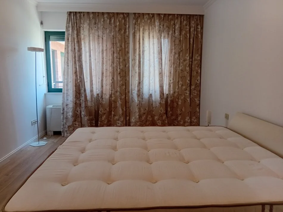 Tirane, jepet me qera apartament 2+1+Aneks+Ballkon Kati 8, 140 m² 1.800 € (Ish Bllok prane Gardes)