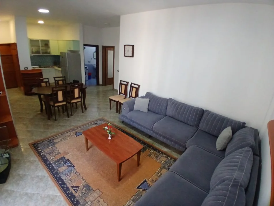 Tirane, jepet me qera apartament 3+1+Ballkon Kati 3, 90 m² 650 € (Hotel Queen)