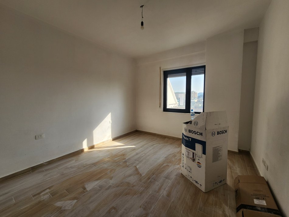 Tirane, jap me qera apartament 1+1+Ballkon Kati 4, 53 m² 500 € (Rruga Dervish Hatixhe)