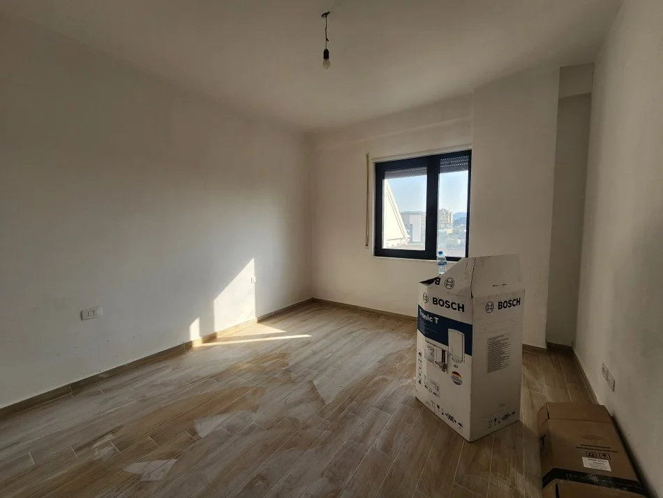 Tirane, jap me qera apartament 1+1+Ballkon Kati 4, 53 m² 500 € (Rruga Dervish Hatixhe)
