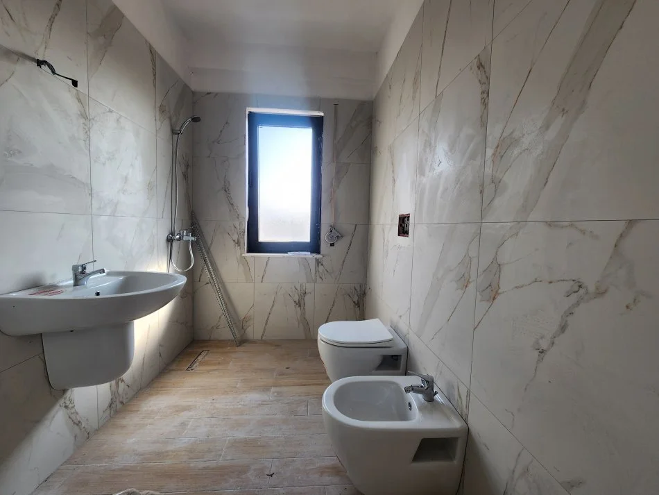 Tirane, jap me qera apartament 1+1+Ballkon Kati 4, 53 m² 500 € (Rruga Dervish Hatixhe)