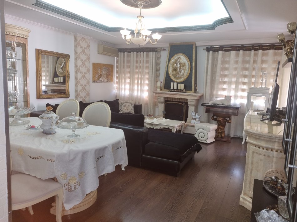 Tirane, jepet me qera apartment 2 +1+2 + garazh 1000 €  - Bllok