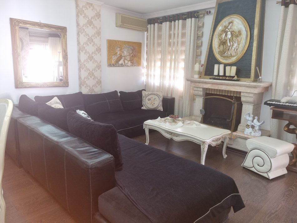Tirane, jepet me qera apartment 2 +1+2 + garazh 1000 €  - Bllok