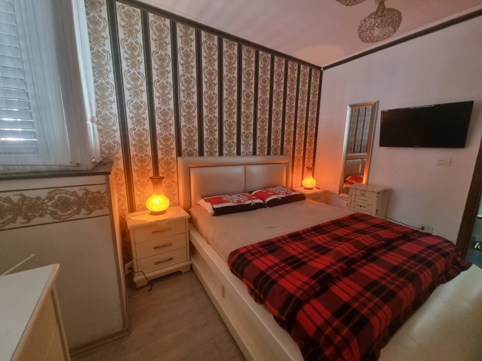 Tirane, jepet me qera apartment 2 +1+2 + garazh 1000 €  - Bllok