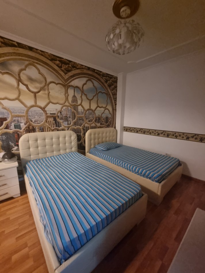 Tirane, jepet me qera apartment 2 +1+2 + garazh 1000 €  - Bllok