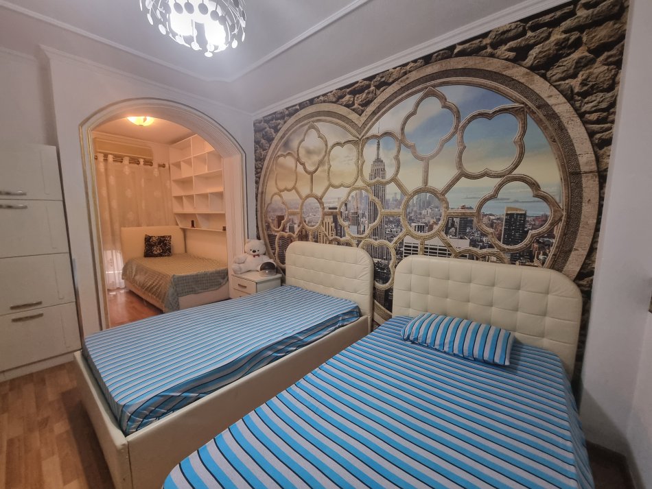 Tirane, jepet me qera apartment 2 +1+2 + garazh 1000 €  - Bllok