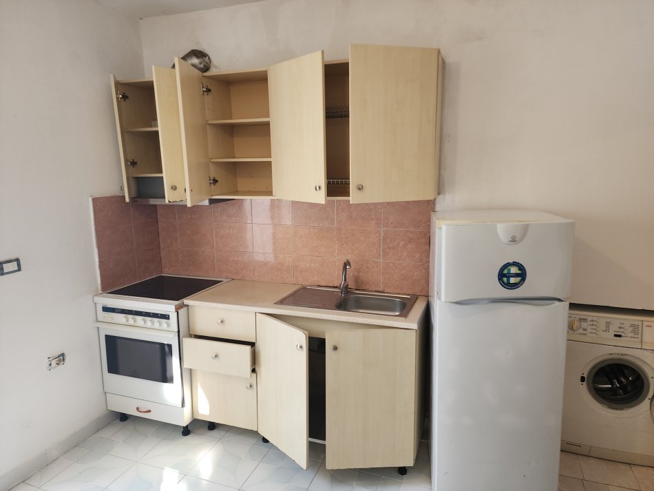 Tirane, jepet me qera shtepi 1+1 Kati 1, 48 m² 300 € (Mantho Nakuci)