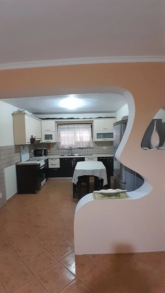Tirane, jepet me qera apartament 1+1 Kati -1, 76 m² 450 € te Ujvara (Prane Stadiumit Dinamo, banka credins)