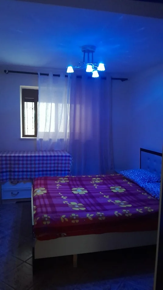 Tirane, jepet me qera apartament 1+1 Kati -1, 76 m² 450 € te Ujvara (Prane Stadiumit Dinamo, banka credins)