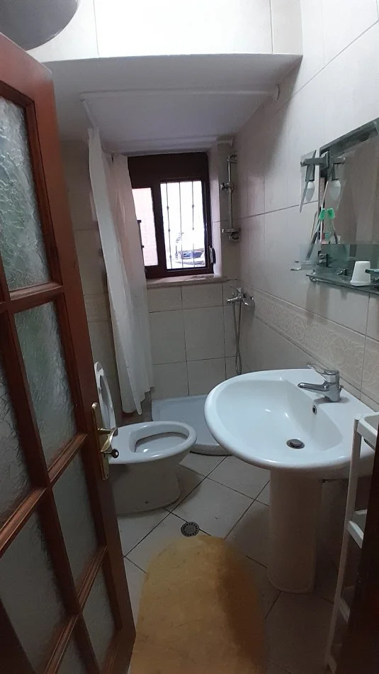 Tirane, jepet me qera apartament 1+1 Kati -1, 76 m² 450 € te Ujvara (Prane Stadiumit Dinamo, banka credins)