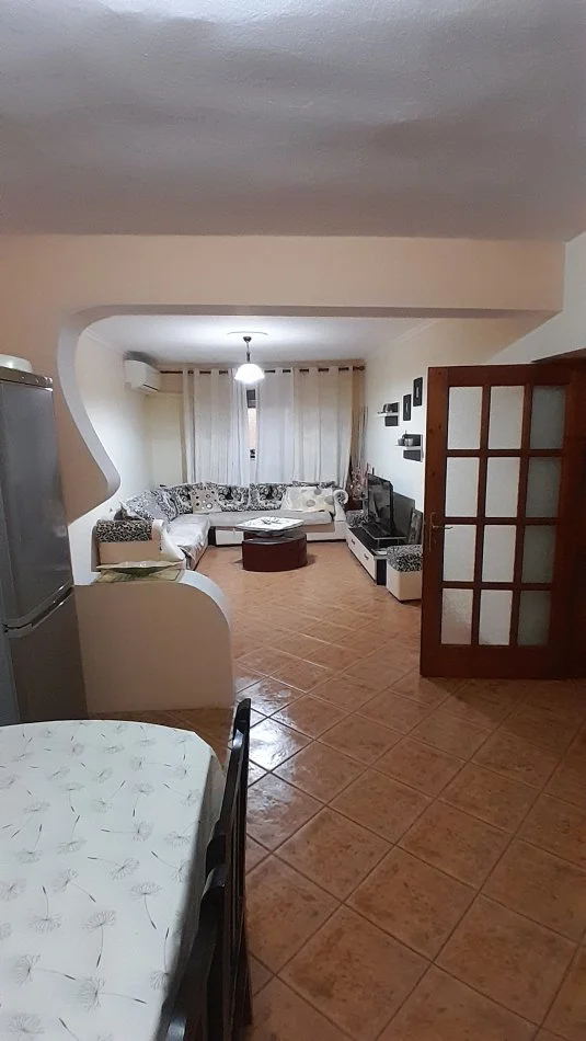 Tirane, jepet me qera apartament 1+1 Kati -1, 76 m² 450 € te Ujvara (Prane Stadiumit Dinamo, banka credins)