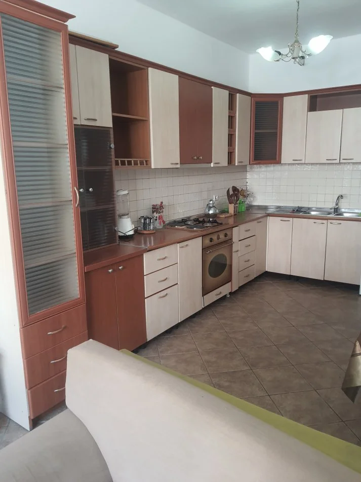 jepet me qera apartament+verande 1+1 Kati 1, 70 m² 450 € (Stacioni i Trenit)