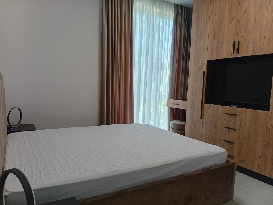 Tirane, jepet me qera apartament 2+1+Aneks+Ballkon Kati 1, 80 m² 1.350 € (Prane Spitalit te Kafsheve)