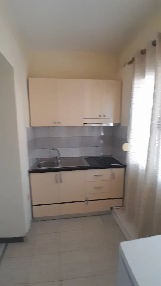Tirane, jepet me qera garsonier 1+1 Kati 2, 32 m² 300 € (Te Restorant Durresi , Unaze kryqezimi Siri Kodra)