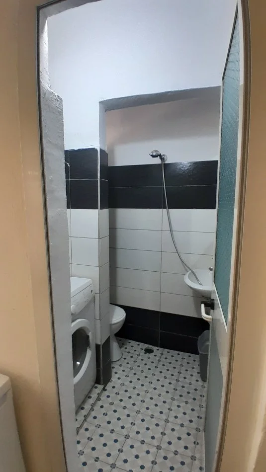 Tirane, jepet me qera garsonier 1+1 Kati 2, 32 m² 300 € (Te Restorant Durresi , Unaze kryqezimi Siri Kodra)