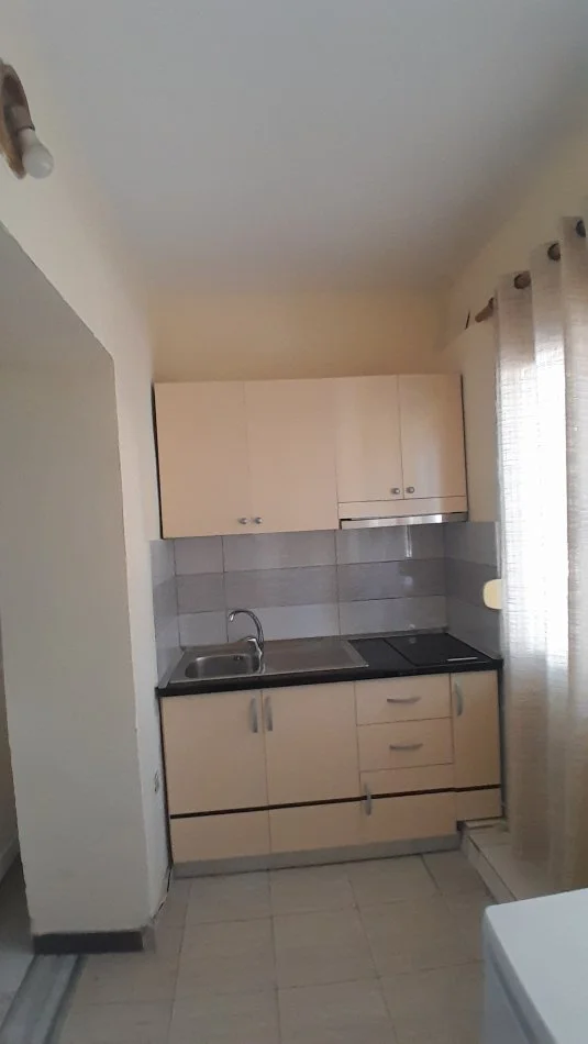Tirane, jepet me qera garsonier 1+1 Kati 2, 32 m² 300 € (Te Restorant Durresi , Unaze kryqezimi Siri Kodra)