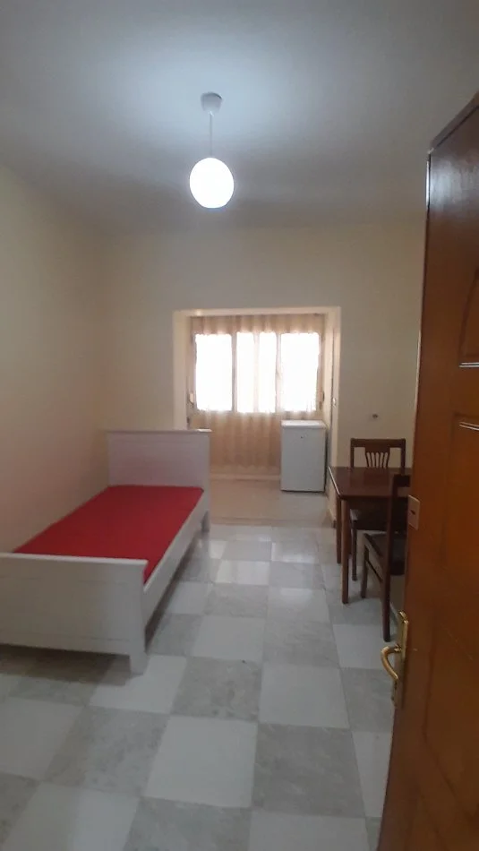 Tirane, jepet me qera garsonier 1+1 Kati 2, 32 m² 300 € (Te Restorant Durresi , Unaze kryqezimi Siri Kodra)