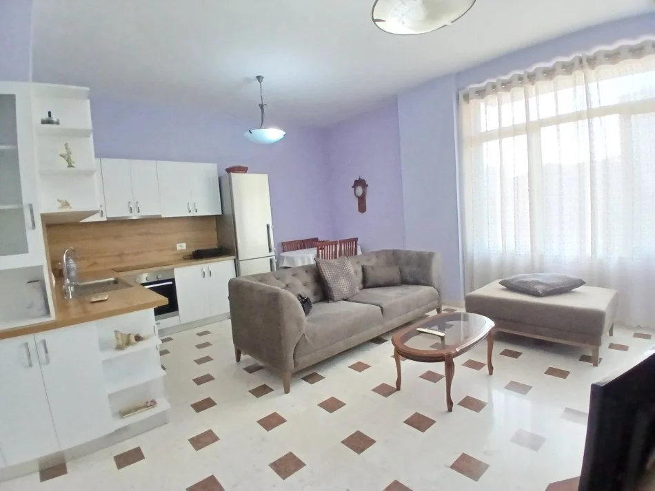 Tirane, jepet me qera apartament 3+1+Ballkon Kati 2, 120 m² 690 € (Pazari I ri)