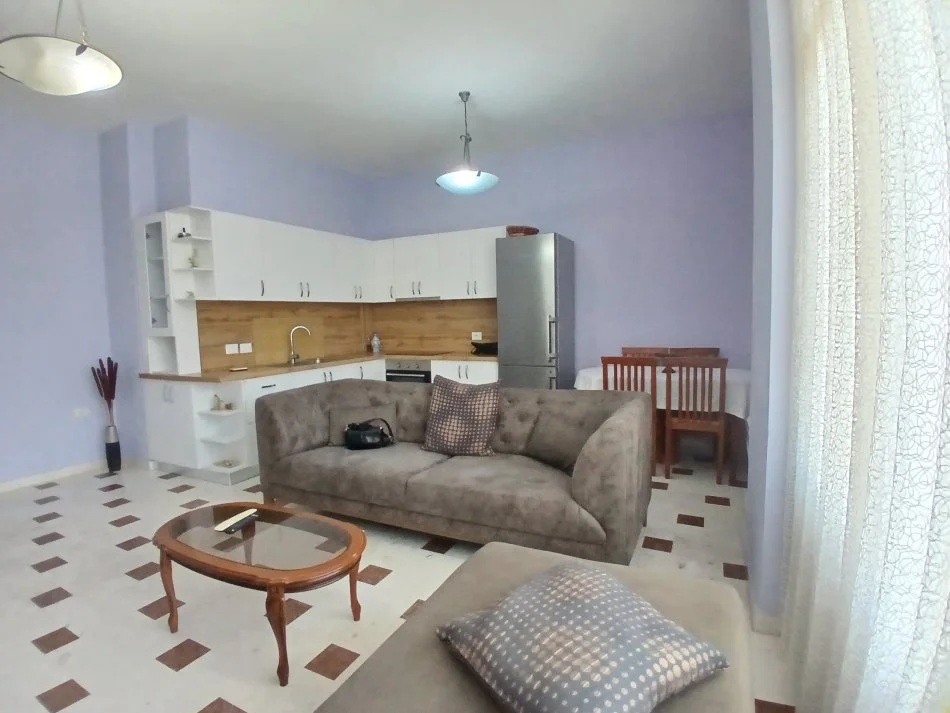 Tirane, jepet me qera apartament 3+1+Ballkon Kati 2, 120 m² 690 € (Pazari I ri)