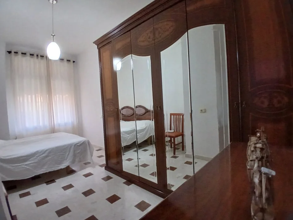 Tirane, jepet me qera apartament 3+1+Ballkon Kati 2, 120 m² 700 € (Pazari i ri)