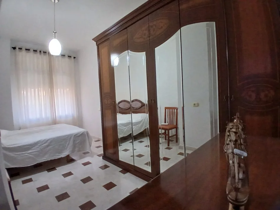 Tirane, jepet me qera apartament 3+1+Ballkon Kati 2, 120 m² 700 € (Pazari i ri)