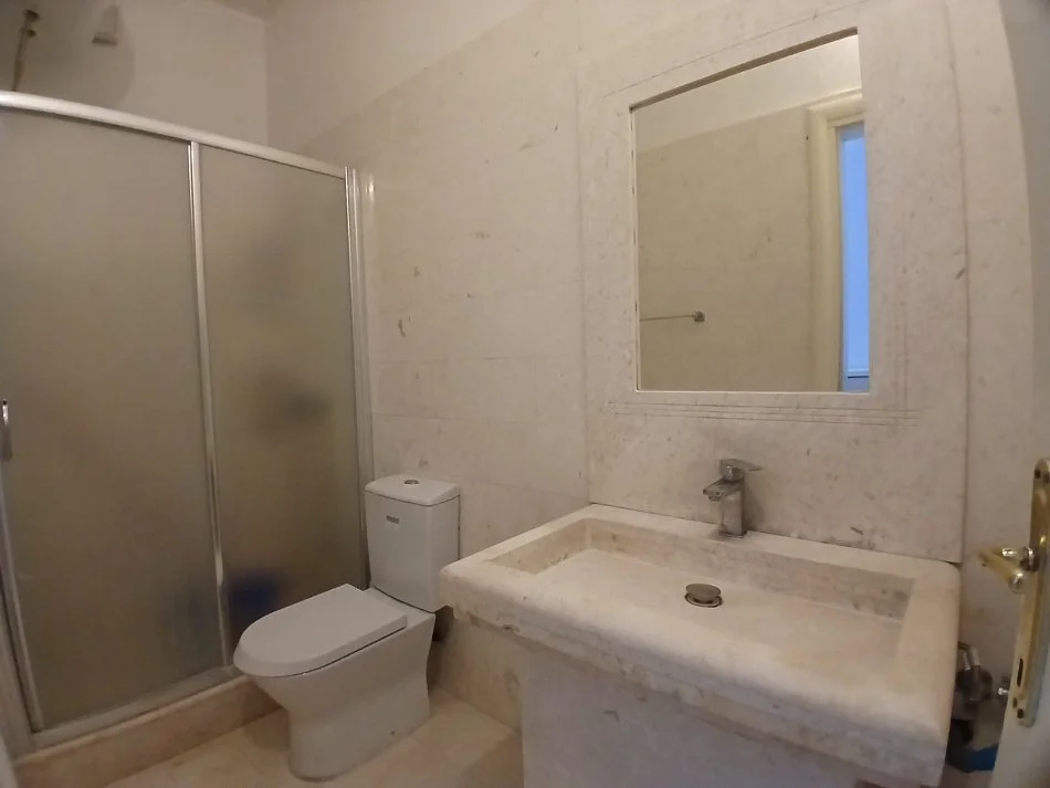 Tirane, jepet me qera apartament 3+1+Ballkon Kati 2, 120 m² 700 € (Pazari i ri)