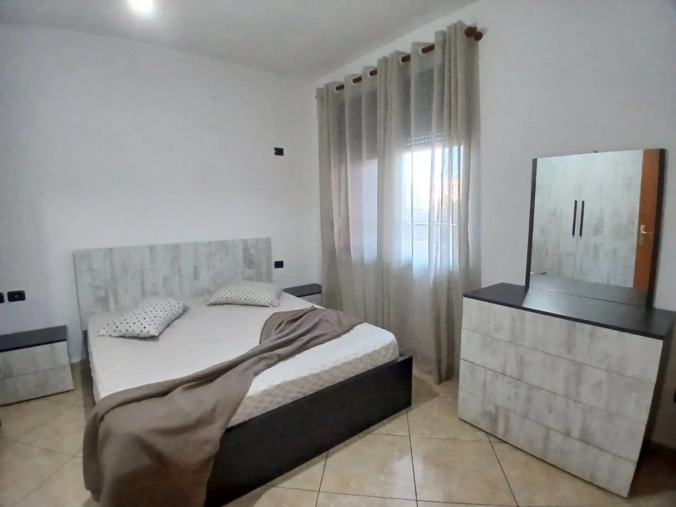 Tirane, jepet me qera apartament 1+1+Ballkon Kati 2, 70 m² 550 € (Qender)