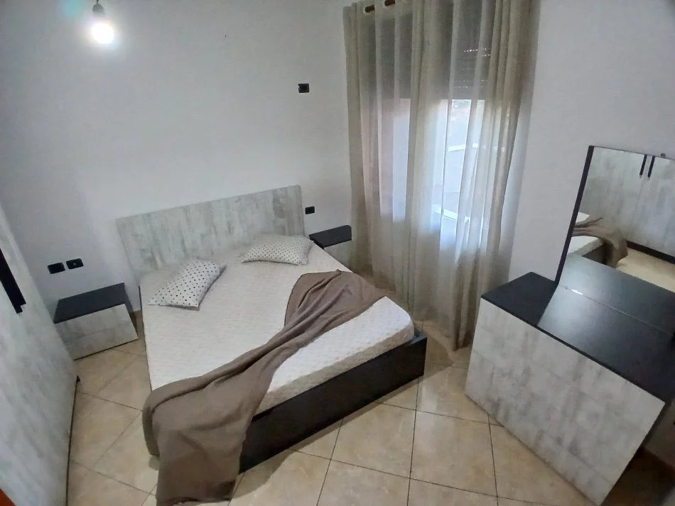 Tirane, jepet me qera apartament 1+1+Ballkon Kati 2, 70 m² 550 € (Qender)