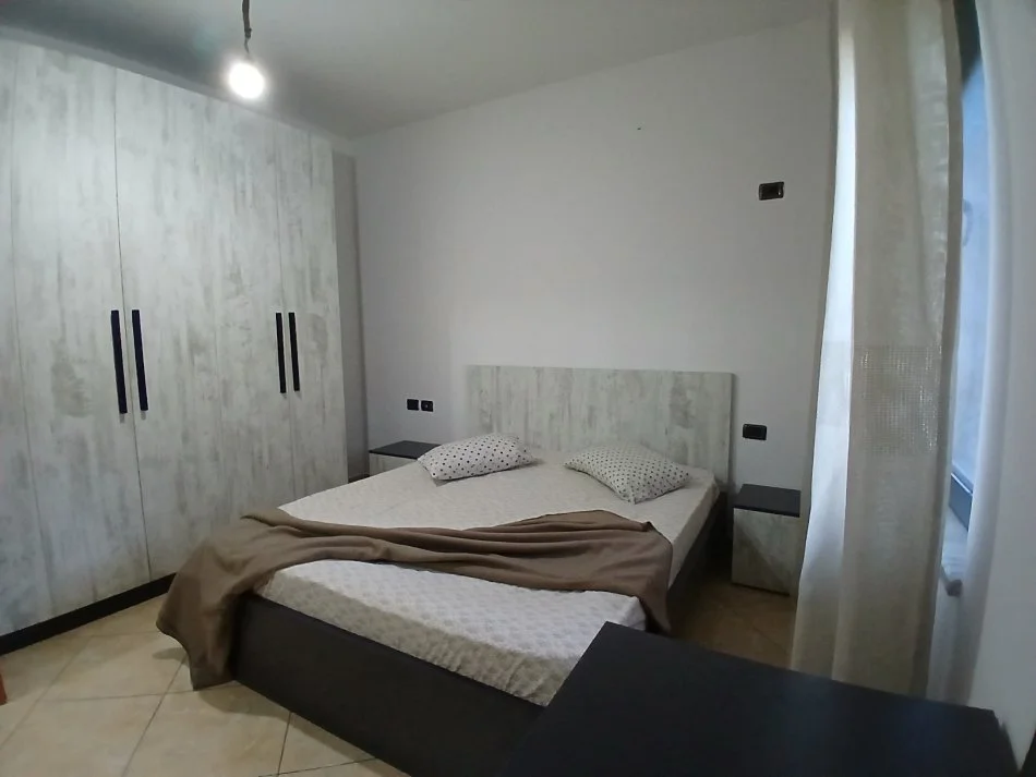 Tirane, jepet me qera apartament 1+1+Ballkon Kati 2, 70 m² 550 € (Qender)