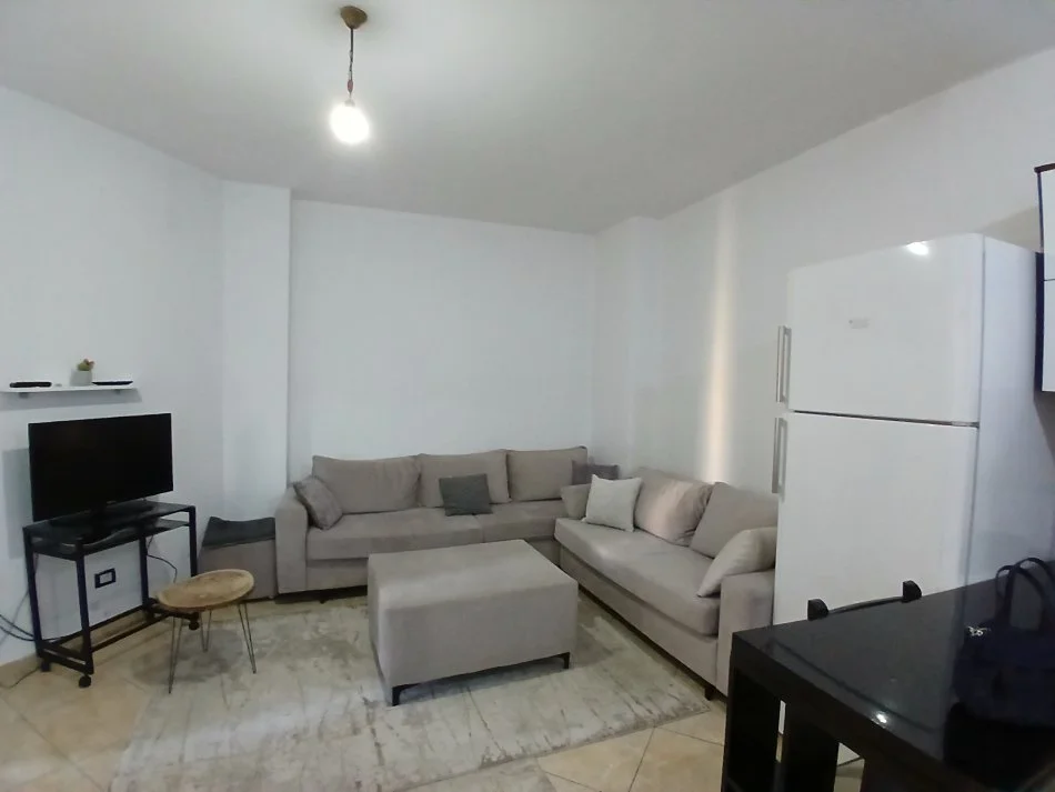 Tirane, jepet me qera apartament 1+1+Ballkon Kati 2, 70 m² 550 € (Qender)