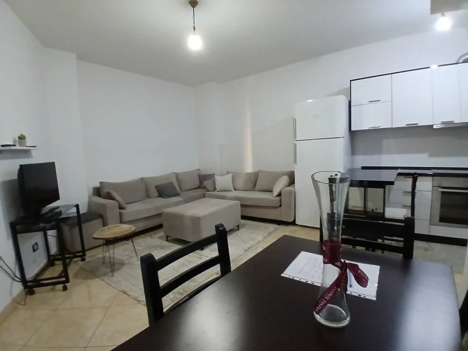 Tirane, jepet me qera apartament 1+1+Ballkon Kati 2, 70 m² 550 € (Qender)