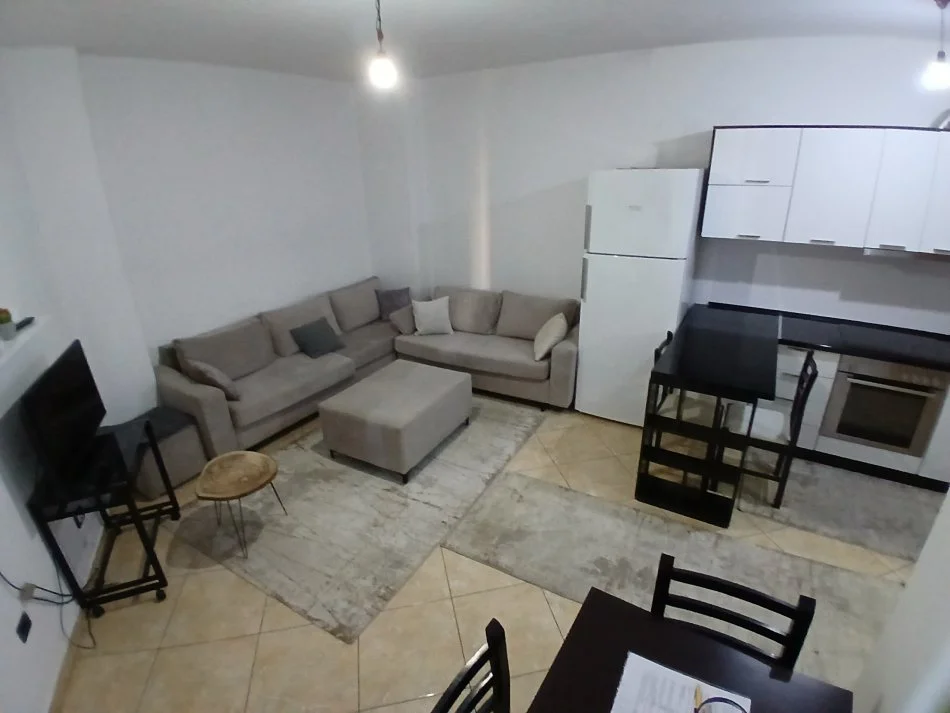 Tirane, jepet me qera apartament 1+1+Ballkon Kati 2, 65 m² 550 € (Qender)