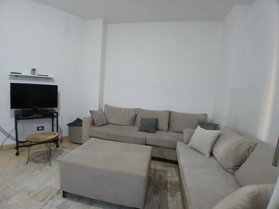 Tirane, jepet me qera apartament 1+1+Ballkon Kati 2, 65 m² 550 € (Qender)