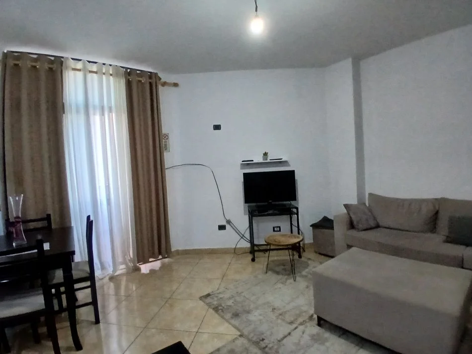 Tirane, jepet me qera apartament 1+1+Ballkon Kati 2, 65 m² 550 € (Qender)