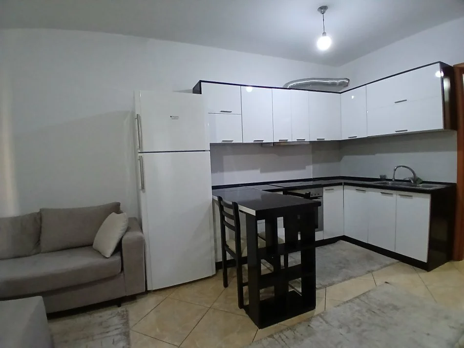 Tirane, jepet me qera apartament 1+1+Ballkon Kati 2, 65 m² 550 € (Qender)