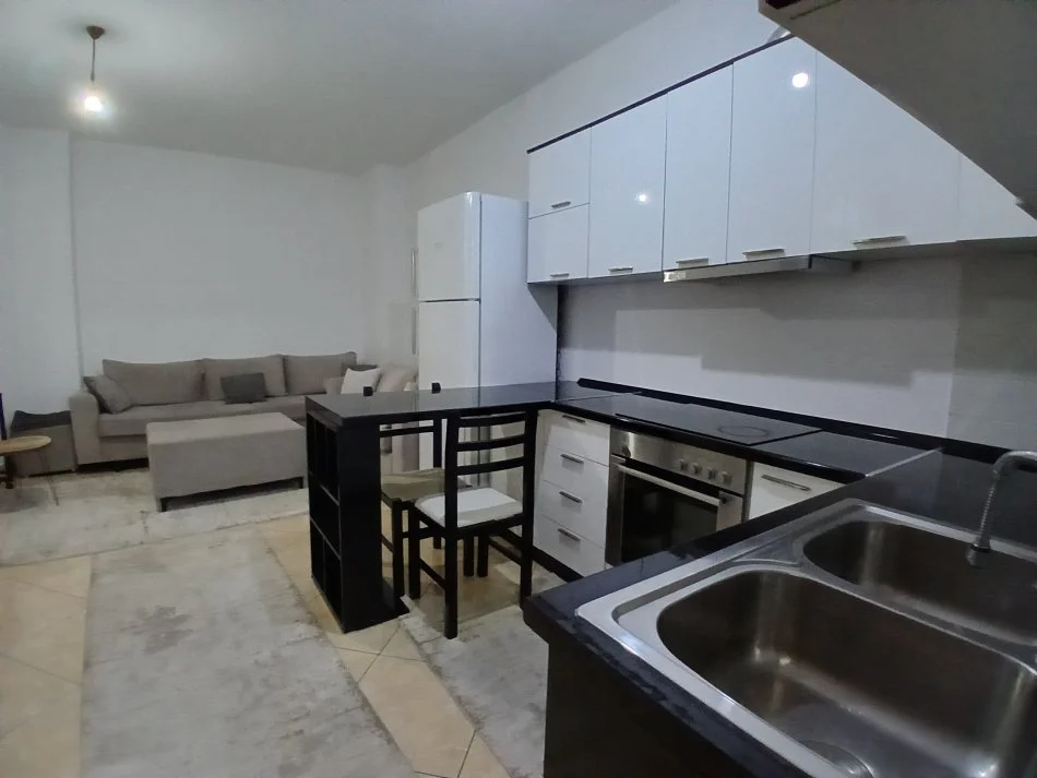 Tirane, jepet me qera apartament 1+1+Ballkon Kati 2, 70 m² 550 € (Qender)